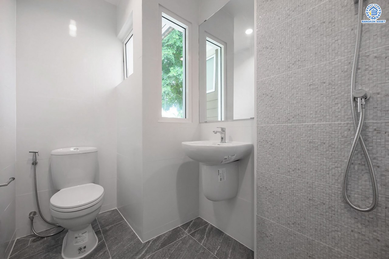 บ้านมือสองตกแต่งใหม่ โครงการ ปริญญดา ปิ่นเกล้า-พุทธมณฑลสาย 2 หลังมุม เนื้อที่ 104.5 ตร.ว.พื้นที่ใช้สอย 197.8 ตร.ม. ฟังก์ชัน 3 ห้องนอน 5 ห้องน้ำ 1 ห้องแม่บ้าน จอดรถได้ 2 คัน บนทำเลเดินทางสะดวก เชื่อมต่อ ถ.พุทธมณฑลสาย 2 ใกล้ทางคู่ขนานลอยฟ้าบรมราชชนนี, เซ็นทรัลปิ่นเกล้า และ ม.มหิดล